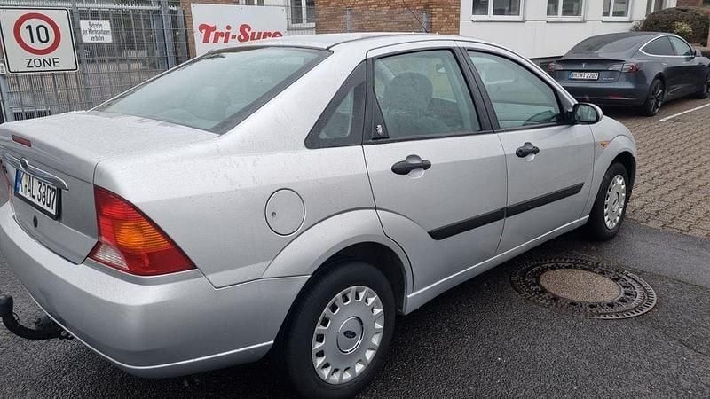 Silber Gebraucht 2000 Ford Focus Ghia Limousine | 1.850 € (Fairer Preis) - Bild 1/4
