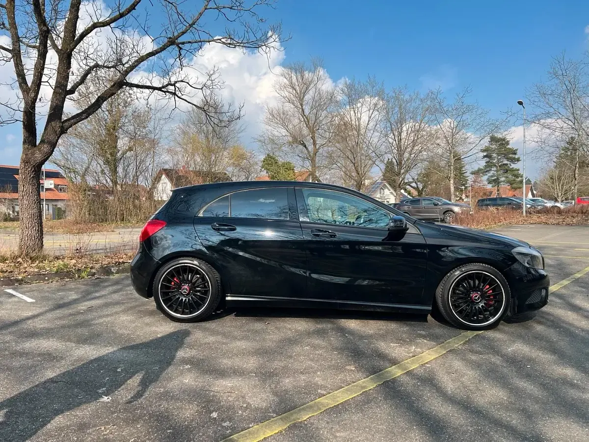 Gebraucht Mercedes A180 Night 122 PS (89 kW) 2013 Schwarz Kleinwagen
