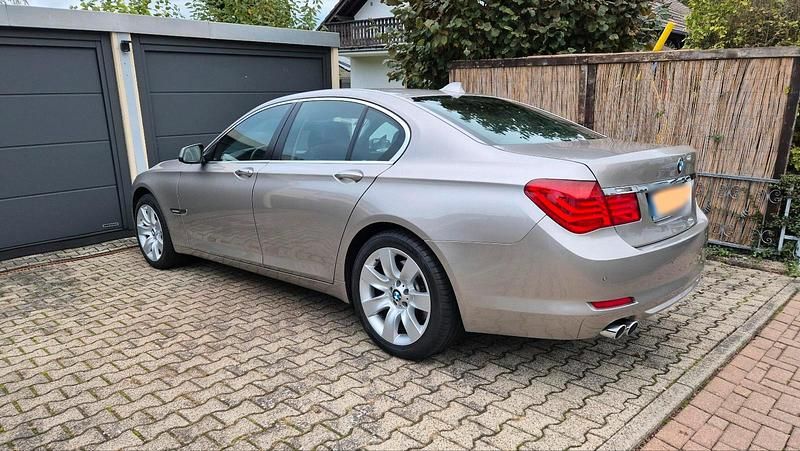 Gebraucht BMW 730 245 PS (180 kW) 2009 Gold Limousine