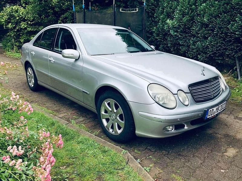 Grau Gebraucht 2004 Mercedes E200 Limousine | 4.500 € (Fairer Preis) - Bild 1/4