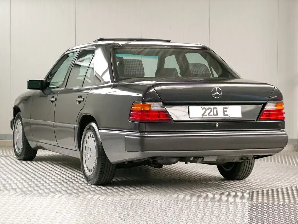Używany Mercedes E220 150 KM (110 kW) 1993 Czarny Sedan/Limuzyna