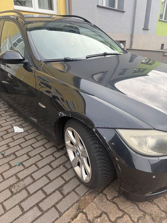 Gebraucht BMW 318 129 PS (94 kW) 2007 Schwarz Kombi
