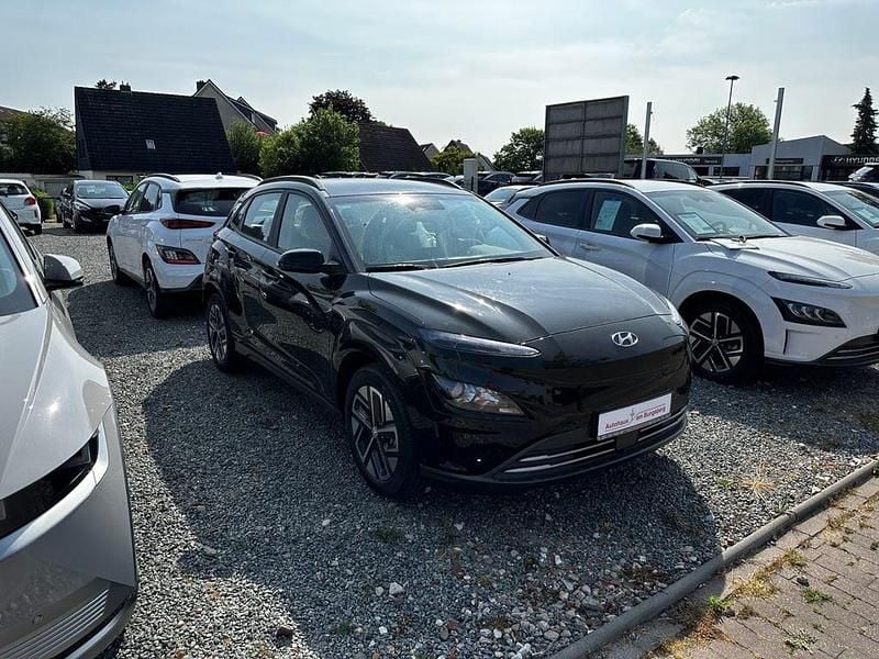Gebraucht Hyundai Kona Select 100 kW (136 PS) 2023 Schwarz SUV