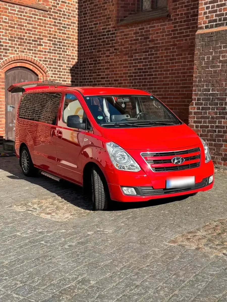 Gebraucht Hyundai H-1 170 PS (125 kW) 2017 Rot Van / Kleinbus