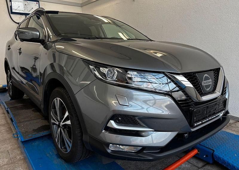 Grau Gebraucht 2017 Nissan Qashqai N-Connecta SUV | 16.450 € (Etwas zu teuer) - Bild 1/4