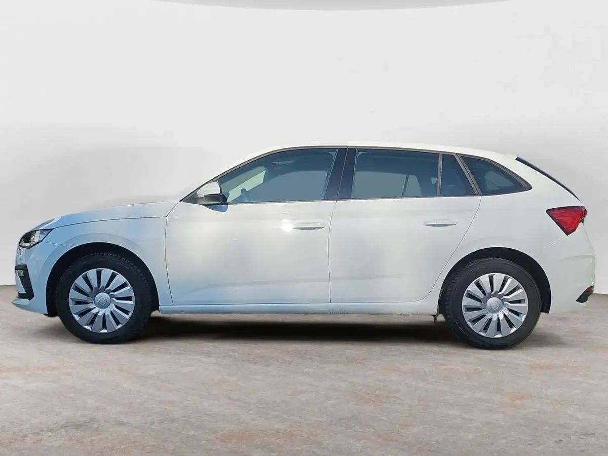 Gebraucht Skoda Scala Essence 116 PS (85 kW) 2024 Moonweiss metallic Kleinwagen