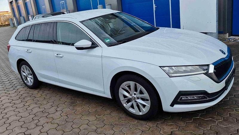 Bila moon/moon white Gebraucht 2021 Skoda Octavia Style Kombi | 15.800 € (Guter Preis) - Bild 1/4