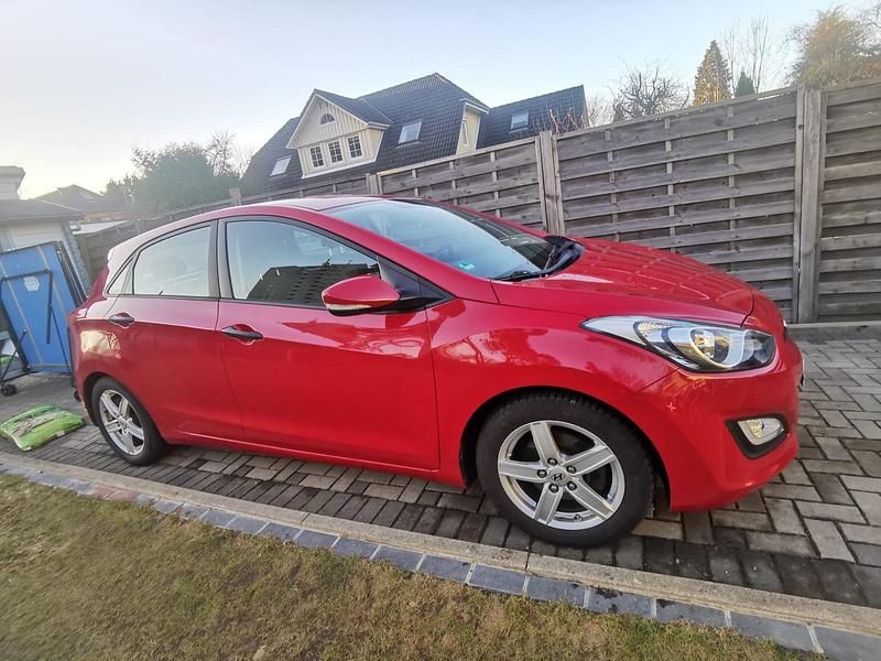 Gebraucht Hyundai i30 99 PS (72 kW) 2013 Rot Limousine