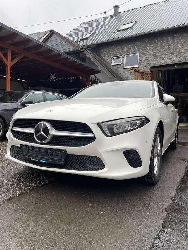 Weiß Gebraucht 2021 Mercedes E250 Style Kombi | 20.499 € (Etwas zu teuer) - Bild 1/4