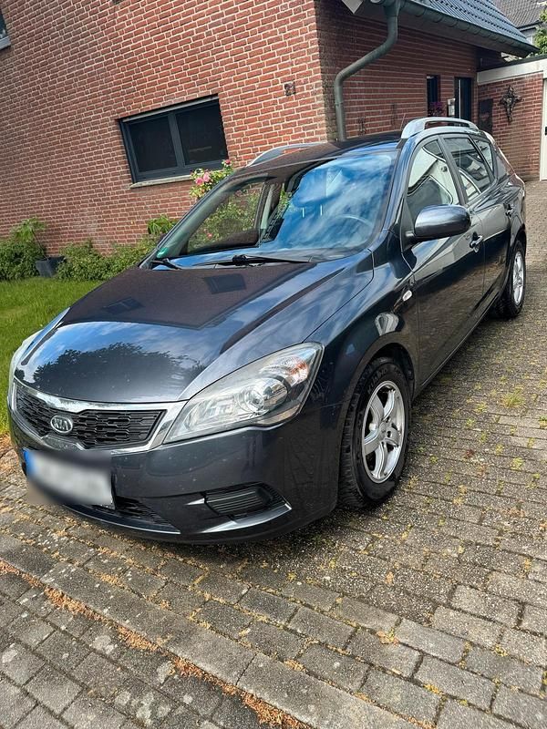 Grau Gebraucht 2010 Kia Ceed Sportswagon Kombi | 2.300 € (Guter Preis) - Bild 1/4