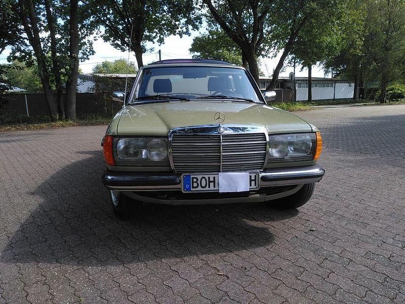 Grün Gebraucht 1982 Mercedes 240 Limousine | 10.500 € - Bild 1/4