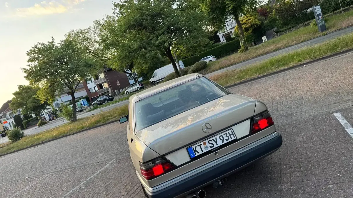 Gebraucht Mercedes E260 166 PS (122 kW) 1989 Gold Limousine