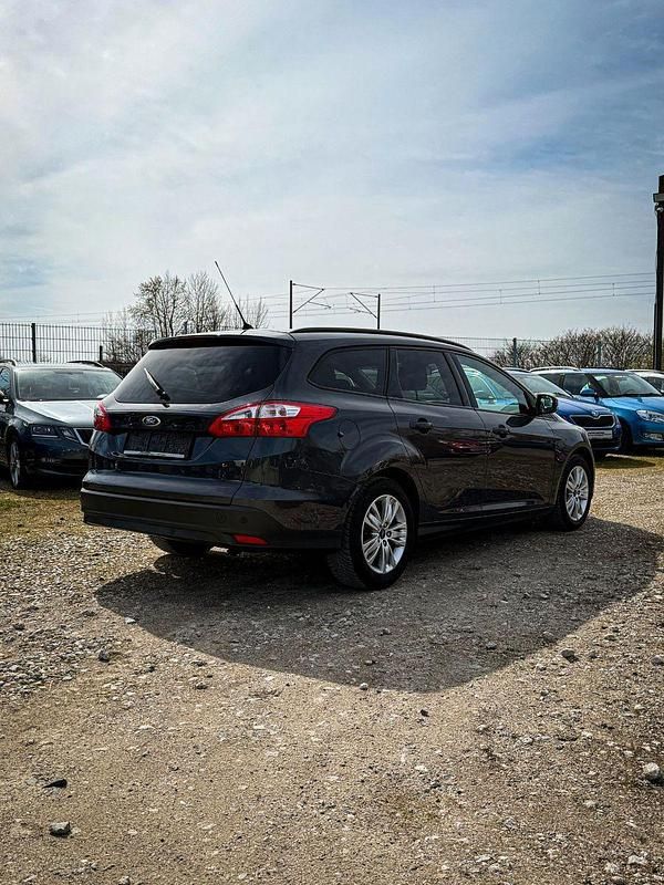 Gebraucht Ford Focus Trend 125 PS (91 kW) 2011 Grau Kombi