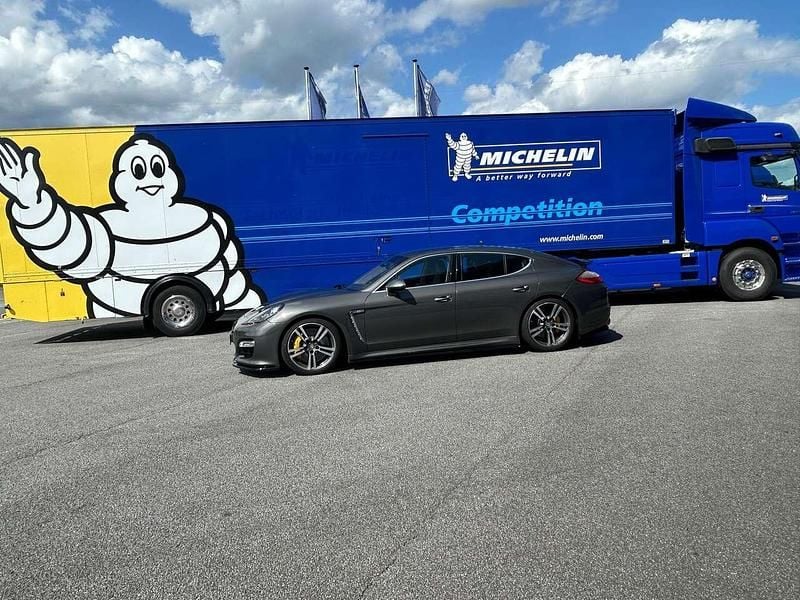 Grau Gebraucht 2012 Porsche Panamera Turbo S Limousine | 35.500 € (Teuer) - Bild 1/4