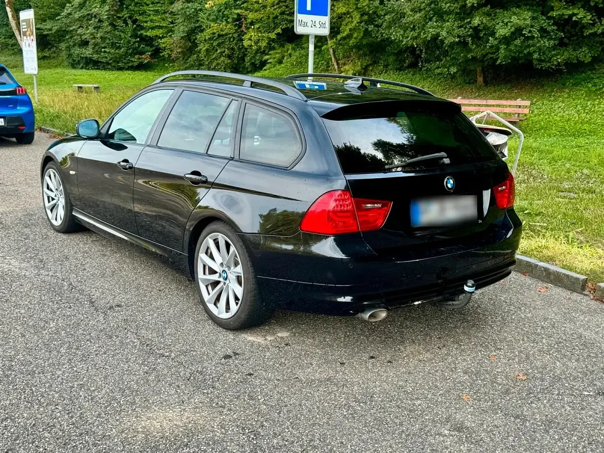 Gebraucht BMW 320 163 PS (119 kW) 2008 Schwarz Kombi