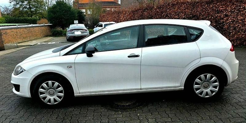 Weiß Gebraucht 2011 Seat Leon Limousine | 4.500 € (Fairer Preis) - Bild 1/4