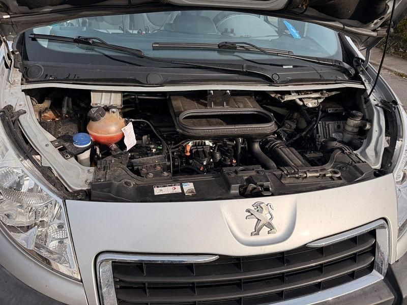 Gebraucht Peugeot TePee Access 128 PS (94 kW) 2012 Silber Van / Kleinbus