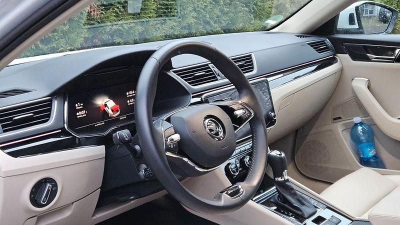 Weiß Gebraucht 2023 Skoda Superb LAURIN & KLEMENT Limousine | 35.000 € (Teuer) - Bild 1/4