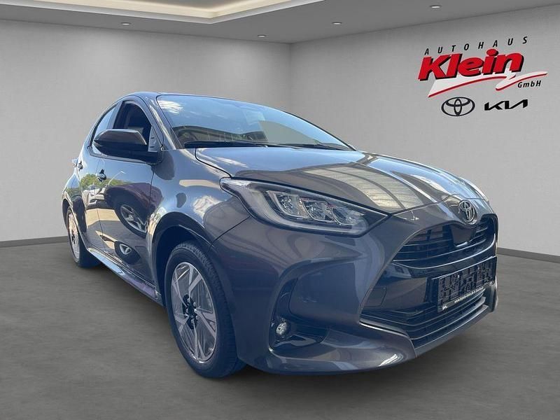 Grau Neu 2025 Toyota Yaris Hybrid Limousine | 27.760 € (Etwas zu teuer) - Bild 1/4