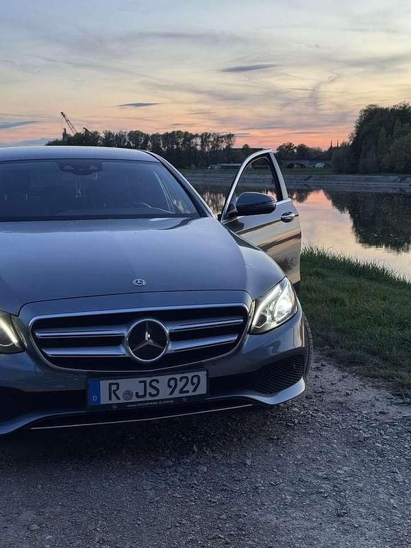 Gebraucht Mercedes E220 194 PS (142 kW) 2018 Grau Limousine