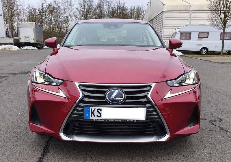 Gebraucht Lexus IS300h Luxury Line 223 PS (164 kW) 2017 Rot Limousine