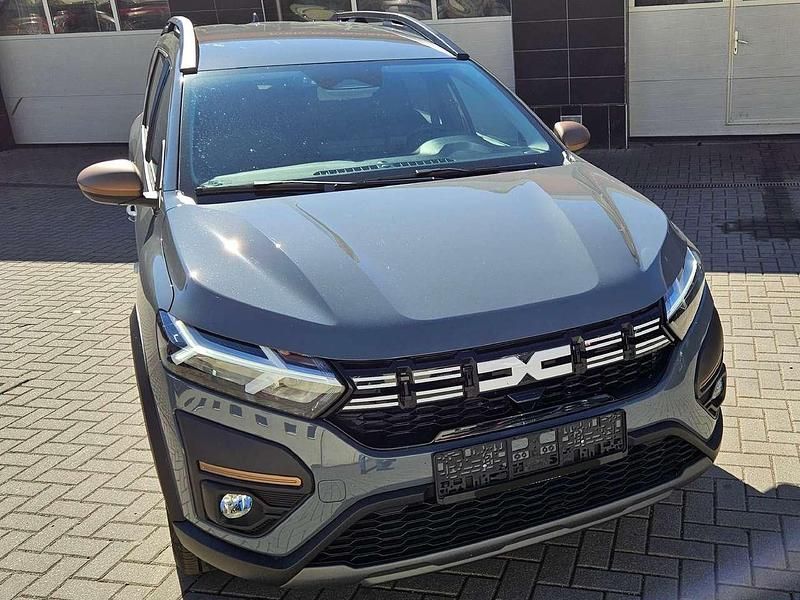 Städtisches grau Gebraucht 2025 Dacia Jogger Extreme Van / Kleinbus | 25.999 € (Fairer Preis) - Bild 1/4