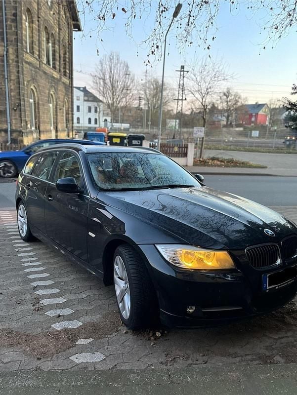 Gebraucht BMW 318 143 PS (105 kW) 2012 Schwarz Limousine