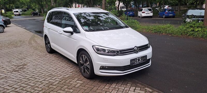 Weiß Gebraucht 2020 VW Touran Highline Van / Kleinbus | 26.800 € (Guter Preis) - Bild 1/4