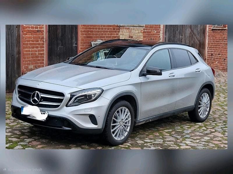 Silber Gebraucht 2016 Mercedes GLA220 Urban SUV | 17.500 € (Fairer Preis) - Bild 1/4
