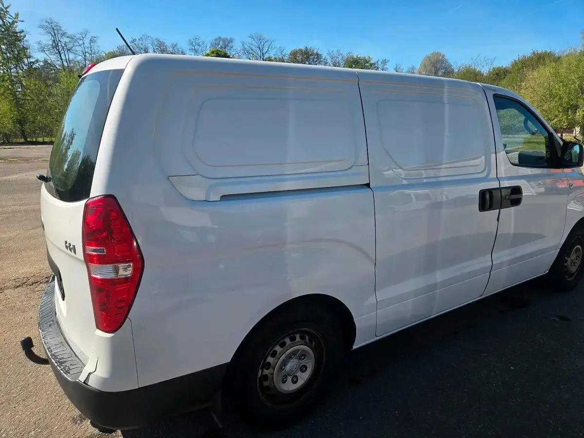 Gebraucht Hyundai H-1 136 PS (100 kW) 2016 Weiß Van / Kleinbus
