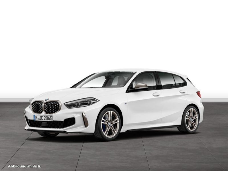 Alpinweiss Gebraucht 2024 BMW M135 Comfort Edition Kleinwagen | 41.904 € (Fairer Preis) - Bild 1/4