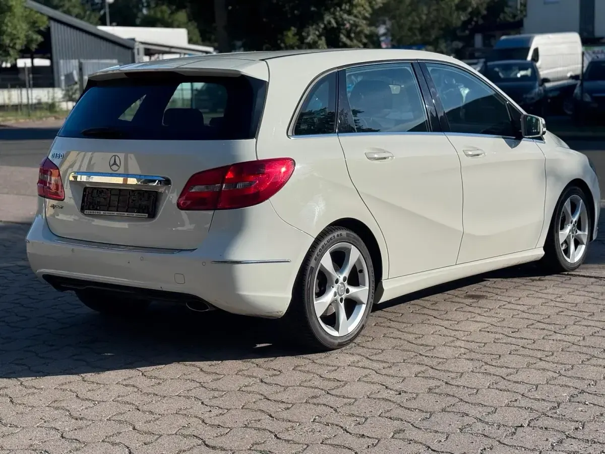 Gebraucht Mercedes B180 122 PS (89 kW) 2013 Weiß Kleinwagen