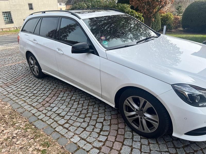 Gebraucht Mercedes E220 Avantgarde 194 PS (142 kW) 2017 Weiß Kombi