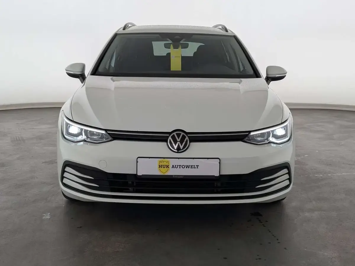 Gebraucht VW Golf VIII Life 131 PS (96 kW) 2023 Weiß Kombi