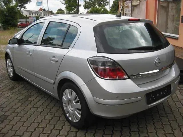 Gebraucht Opel Astra Catch Me 90 PS (66 kW) 2007 Starsilber iii m2 Kleinwagen