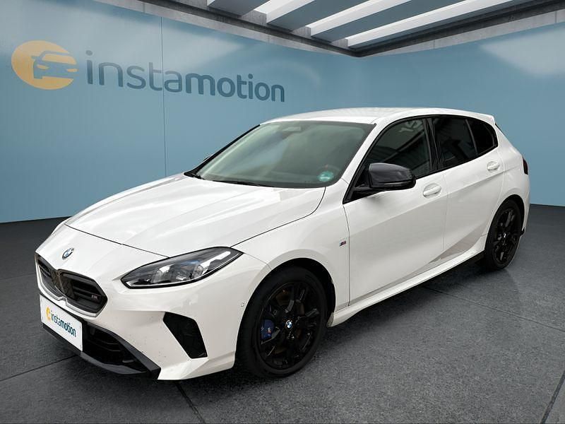 Weiß Gebraucht 2024 BMW M135 Kleinwagen | 41.549 € (Teuer) - Bild 1/4