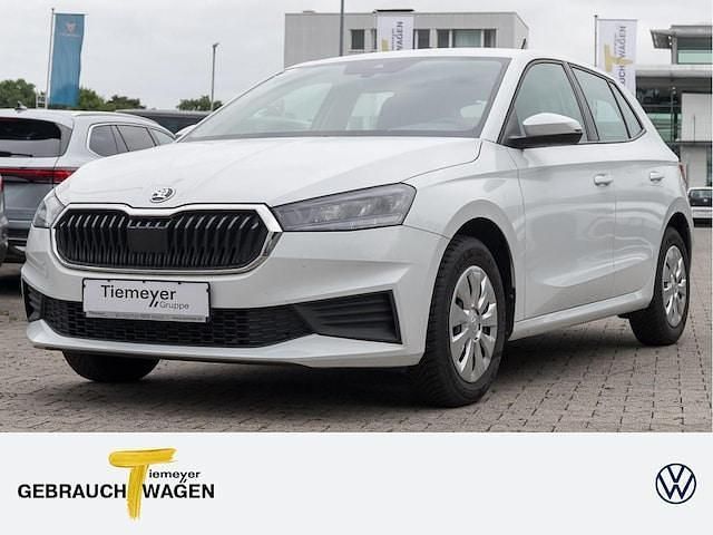 Weiß Gebraucht 2022 Skoda Fabia Ambition Limousine | 13.460 € (Fairer Preis) - Bild 1/4