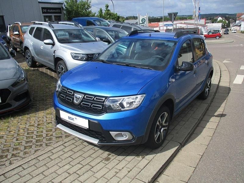 Blau Gebraucht 2018 Dacia Sandero Celebration Kleinwagen | 11.390 € (Fairer Preis) - Bild 1/4