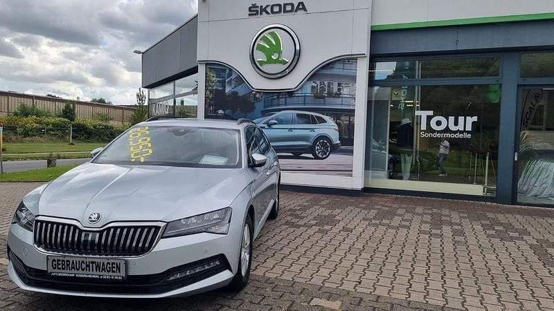 Silber Gebraucht 2023 Skoda Superb Ambition Kombi | 26.950 € - Bild 1/4