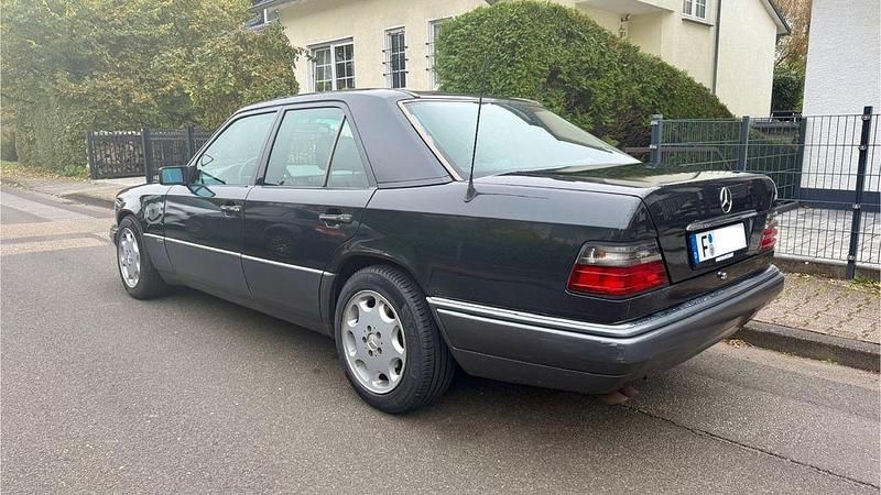 Schwarz Gebraucht 1993 Mercedes E420 Sportline Limousine | 22.999 € - Bild 1/4