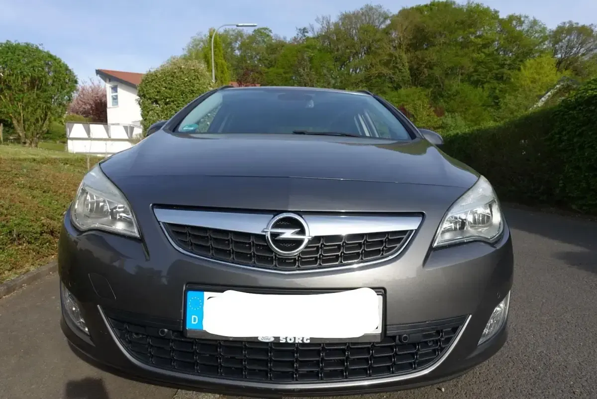 Gebraucht Opel Astra 140 PS (102 kW) 2011 Grau Kombi