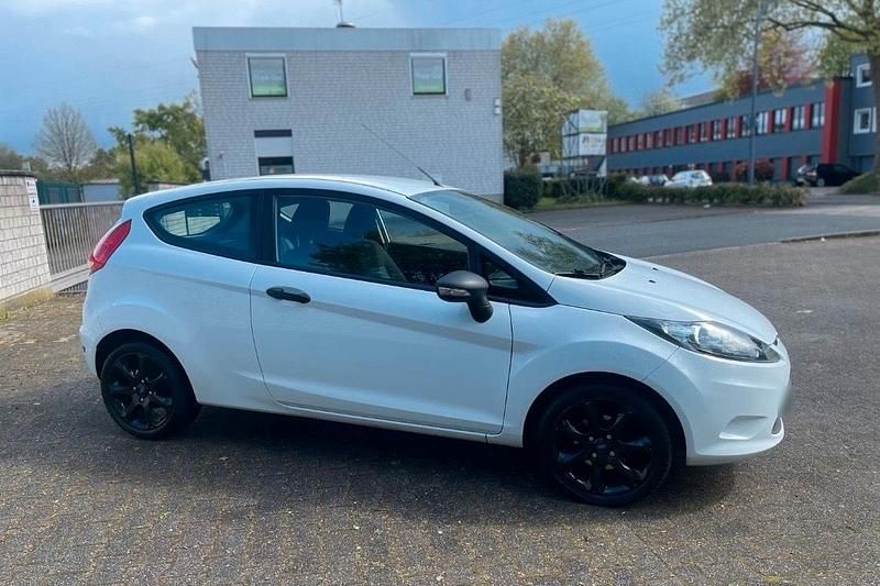 Gebraucht Ford Fiesta 82 PS (60 kW) 2012 Weiß Kleinwagen