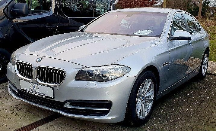 Gebraucht BMW 520 Performance 184 PS (135 kW) 2015 Glaciersilber metallic Limousine