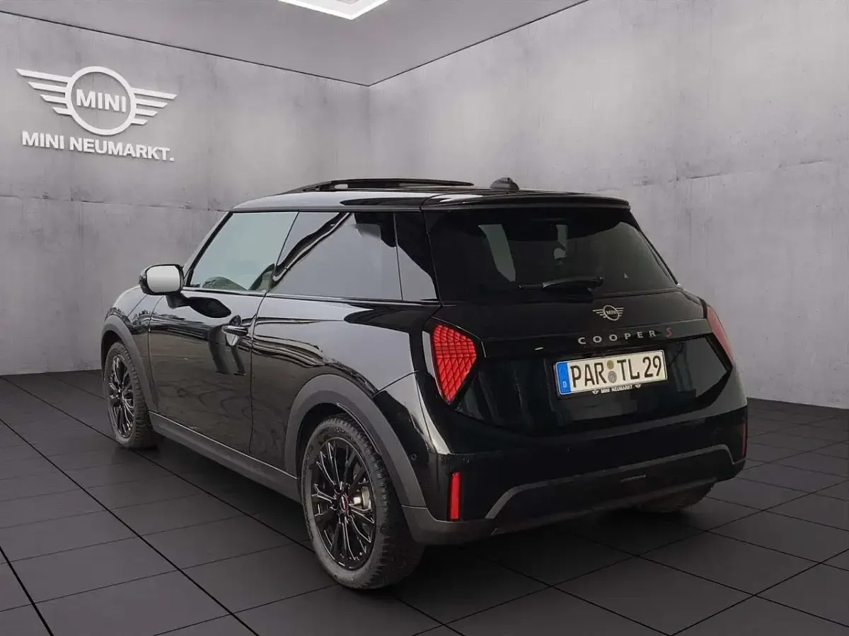 Gebraucht Mini Cooper S Favoured 204 PS (150 kW) 2024 Midnight black ii Kleinwagen