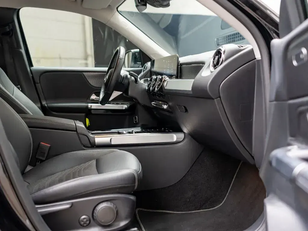 Gebraucht Mercedes GLB200 Progressive 150 PS (110 kW) 2024 Schwarz / kosmosschwarz SUV