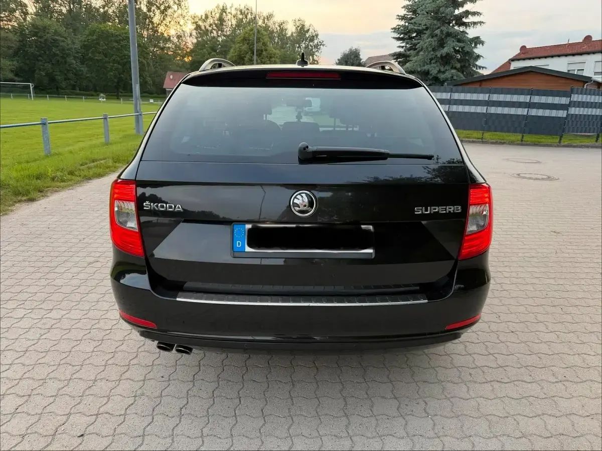 Gebraucht Skoda Superb 140 PS (102 kW) 2015 Schwarz Kombi