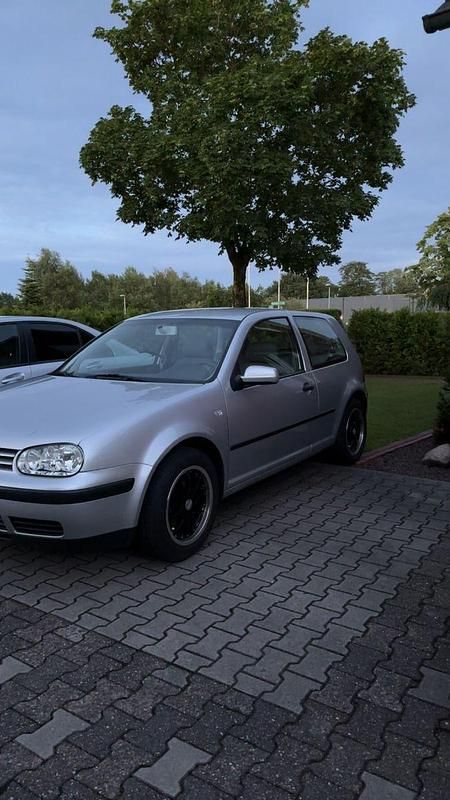Grau Gebraucht 2002 VW Golf Basis Limousine | 650 € (Superpreis) - Bild 1/4