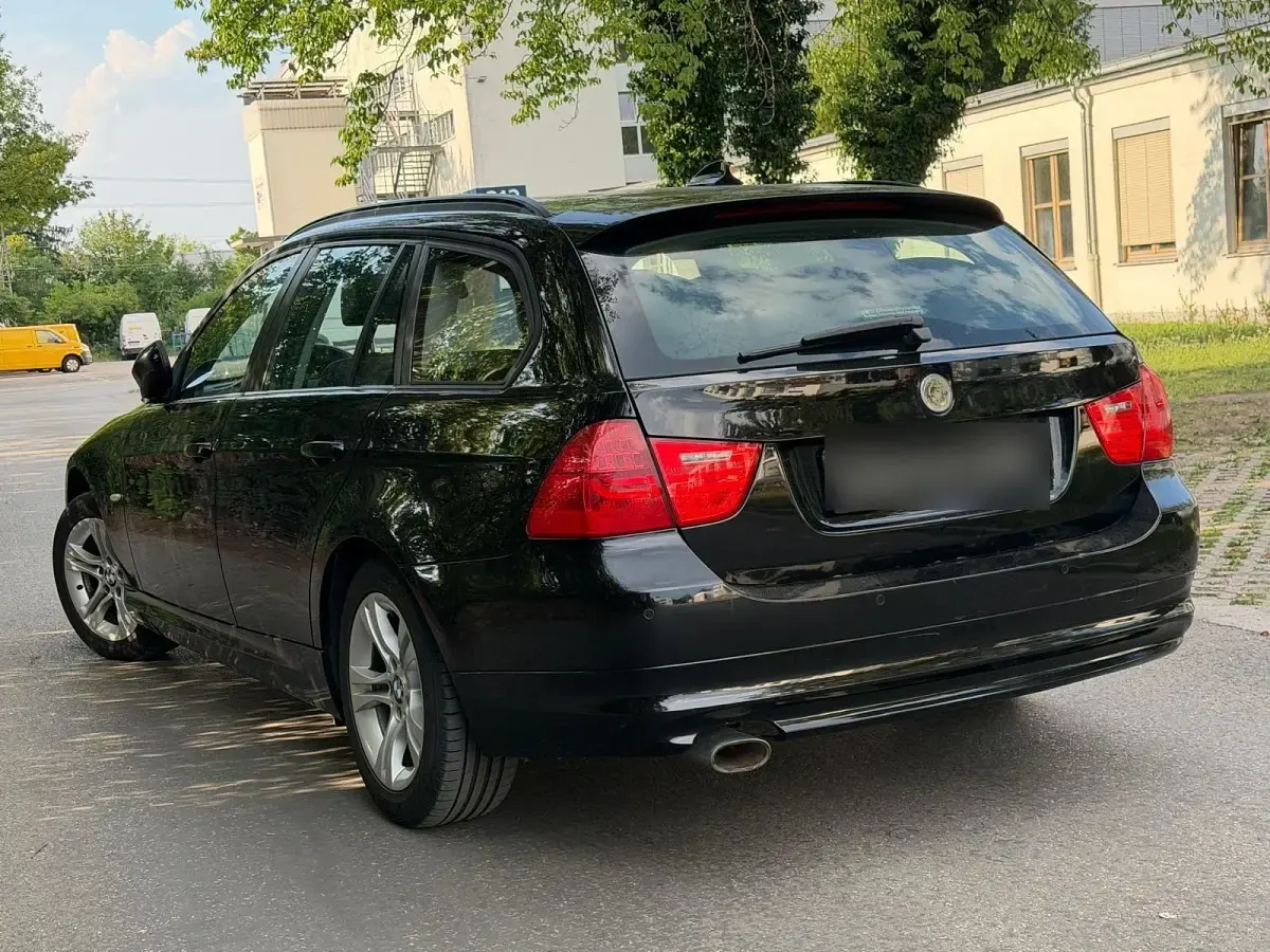 Gebraucht BMW 320 184 PS (135 kW) 2011 Schwarz Kombi
