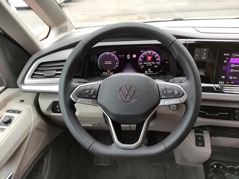 Gebraucht VW Multivan Edition 177 PS (130 kW) 2025 Monosilber metallic / deep black perleffekt Van