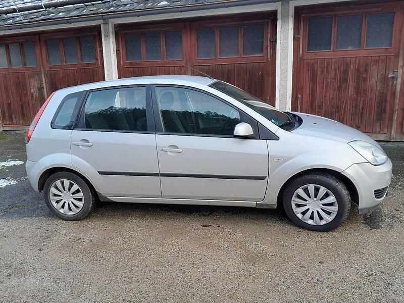 Silber Gebraucht 2005 Ford Fiesta Kleinwagen | 650 € - Bild 1/2